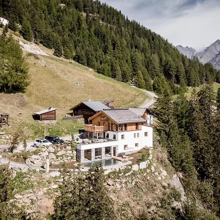 Alpstuga Leni Mountain *